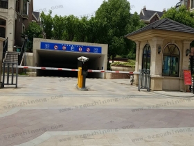 張家港伊頓花園別墅現(xiàn)場(chǎng)案例車牌識(shí)別加廣告道閘，人行通道閘（護(hù)外人臉識(shí)別加擺閘