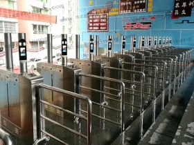 湖南某中學(xué)大門圓柱動(dòng)態(tài)人臉識別案例